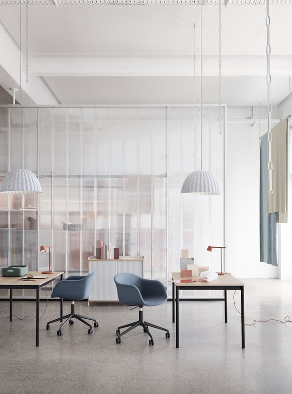Muuto Table Base, 140 x 80 cm, chêne laqué - contreplaqué - rouge brun, image décorative