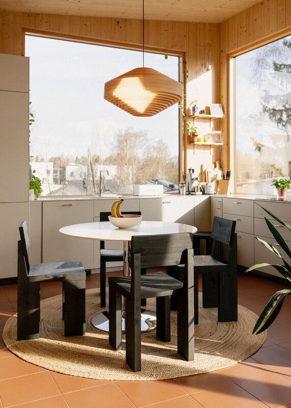 Vaarnii 001 dining chair, black, decoration image
