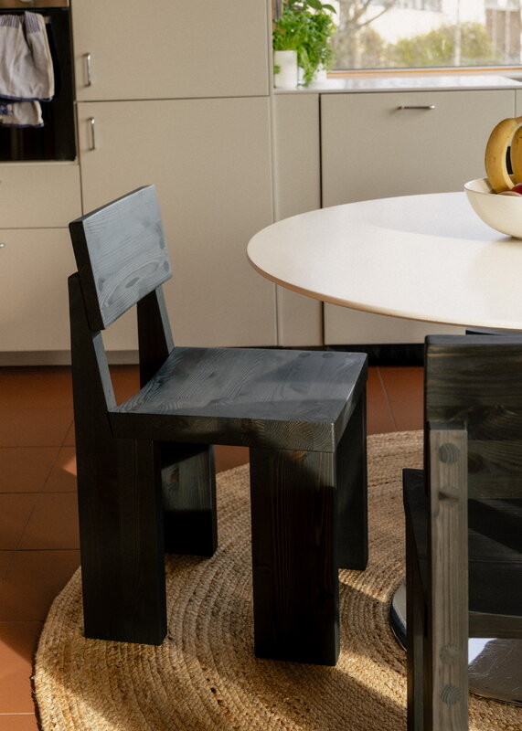 Vaarnii 001 dining chair, black, decoration image