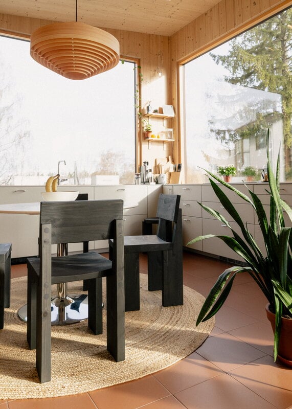 Vaarnii 001 dining chair, black, decoration image
