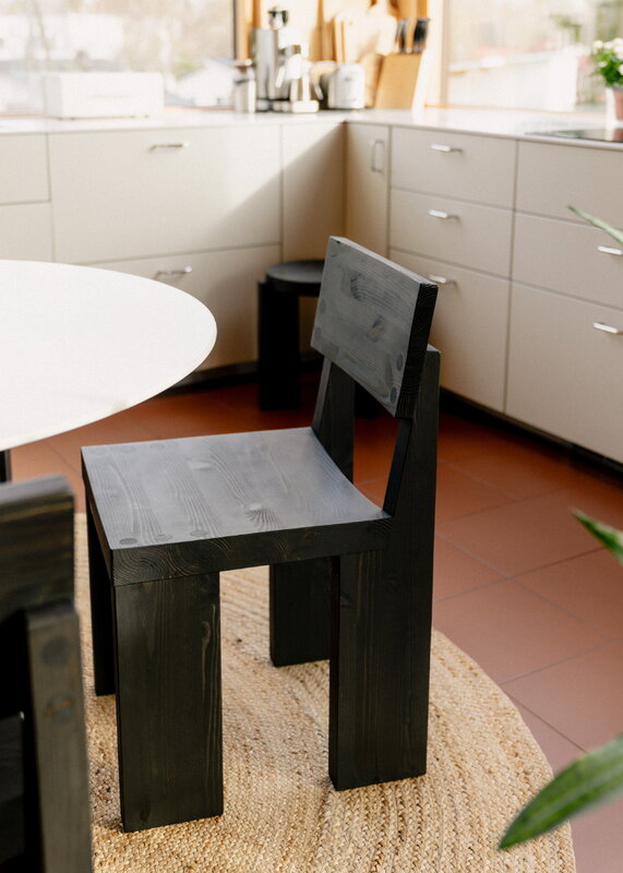 Vaarnii 001 dining chair, black, decoration image
