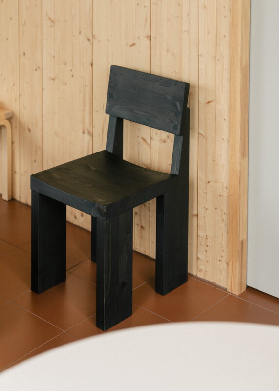 Vaarnii 001 dining chair, black, decoration image