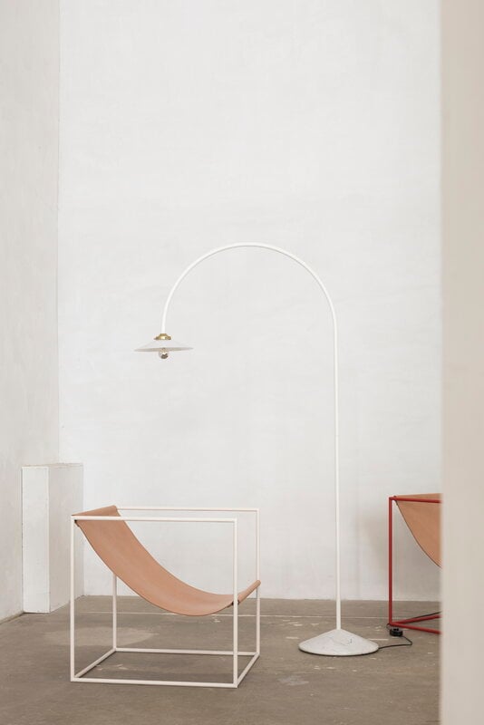 valerie_objects Standing Lamp Marble N°2, ivory, sisustuskuva