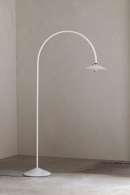 valerie_objects Standing Lamp Marble N°2, ivory, sisustuskuva