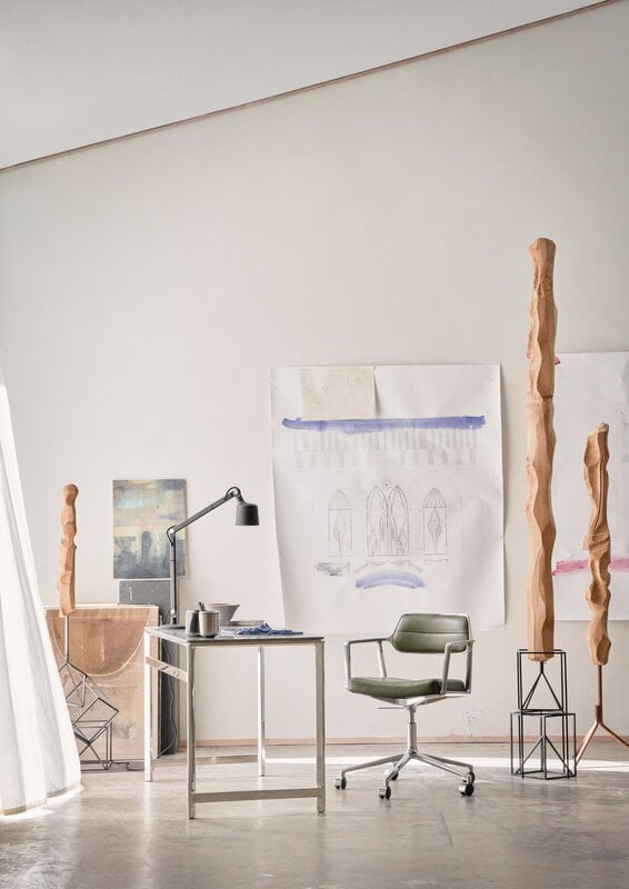 Vipp 453+ Swivel chair, polished frame - bosco green leather, with castors, decoration image
