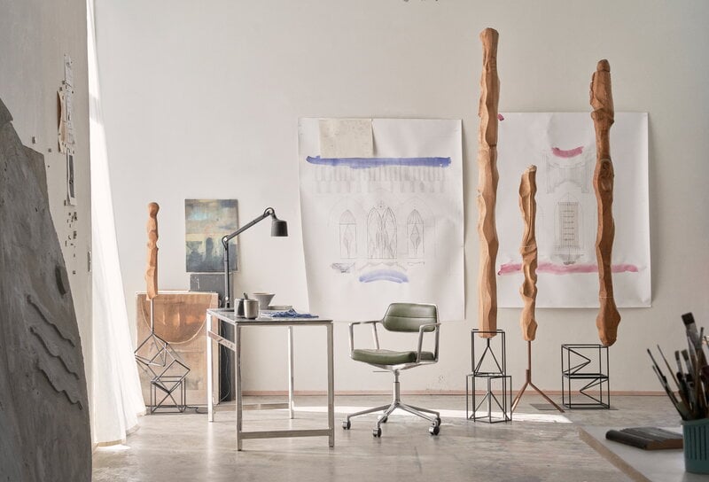 Vipp 453+ Swivel chair, polished frame - bosco green leather, with castors, decoration image