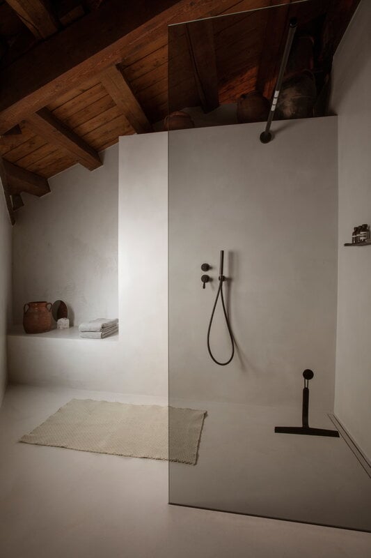 Vipp VIPP2 shower wiper, black, decoration image