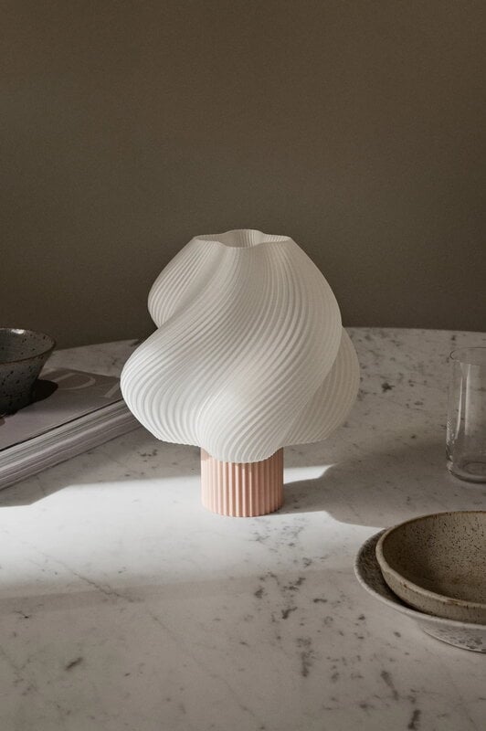 Crème Atelier Soft Serve tragbare Leuchte, wild strawberry, dekorationsbild