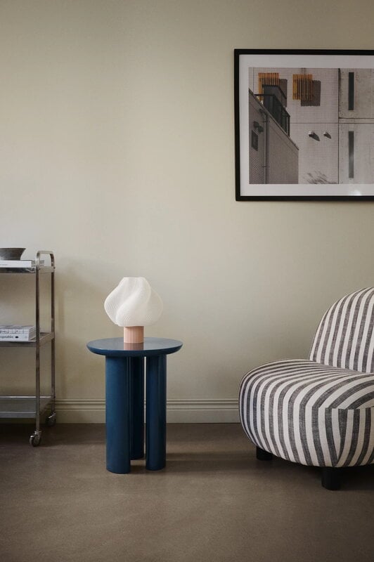 Crème Atelier Soft Serve table lamp, regular, wild strawberry, decoration image