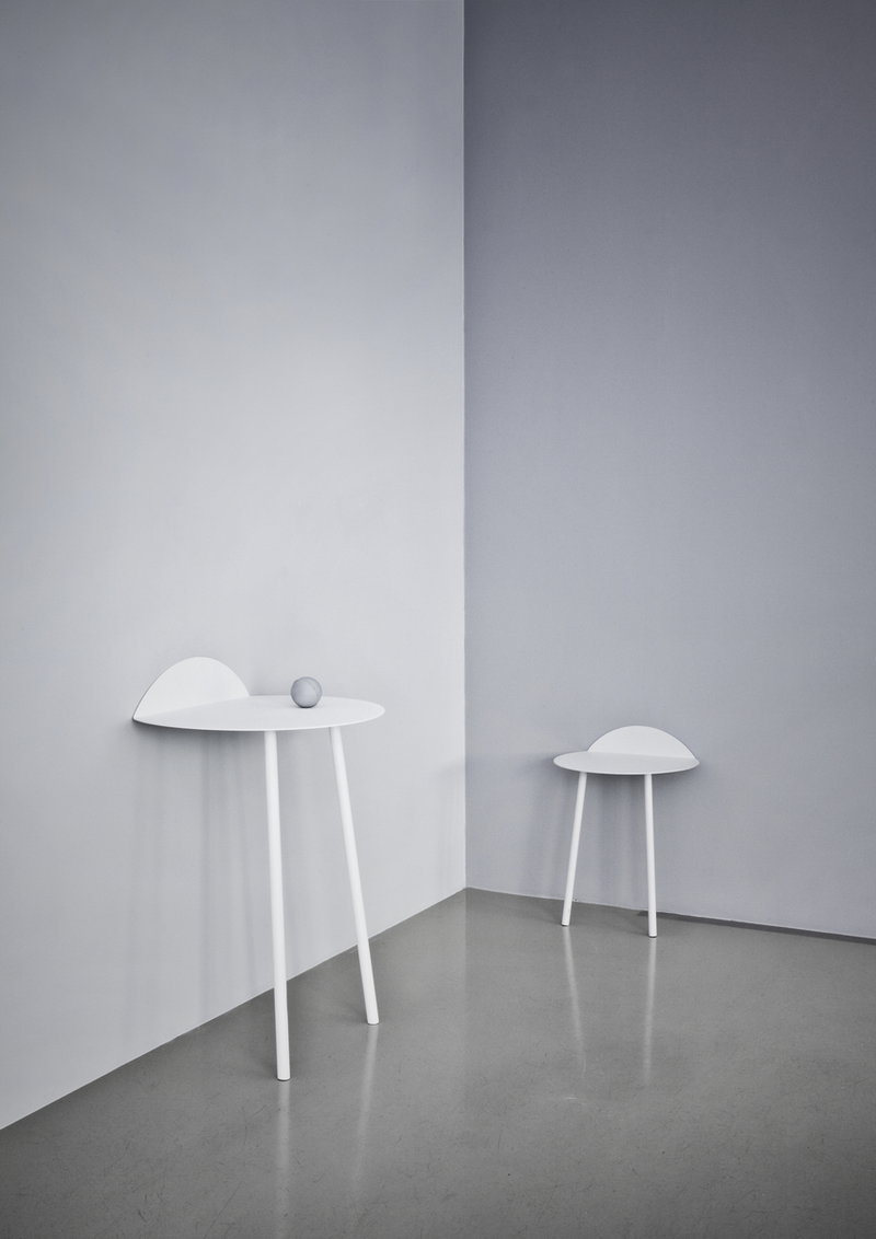 Tall low. Столик у стены. Поверхность стола мокап. Белая стена и стол. Столик с торшером серый белый.