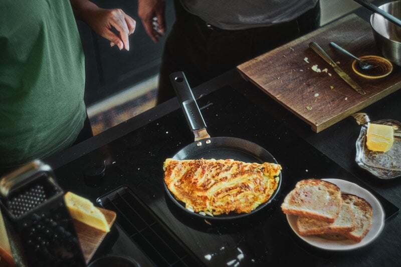 Fiskars Hard Face omelette pan, 22 cm, decoration image