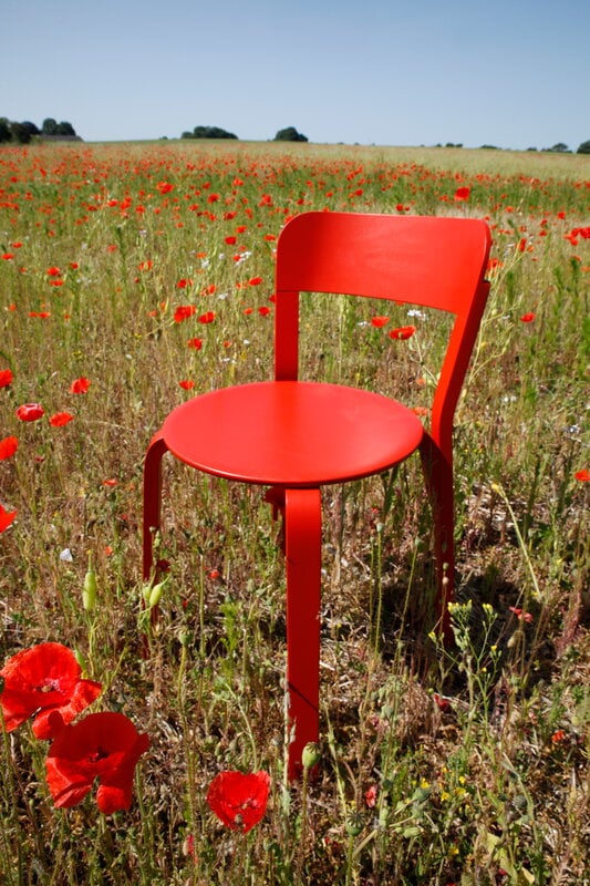 TAKT T22 Turn chair, Japan red, decoration image