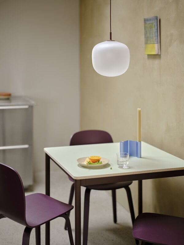 Muuto Visu, stol, träunderrede, mörk plommon, dekorationsbild