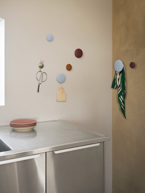Muuto Dots Wood ripustin, vaaleansininen, sisustuskuva