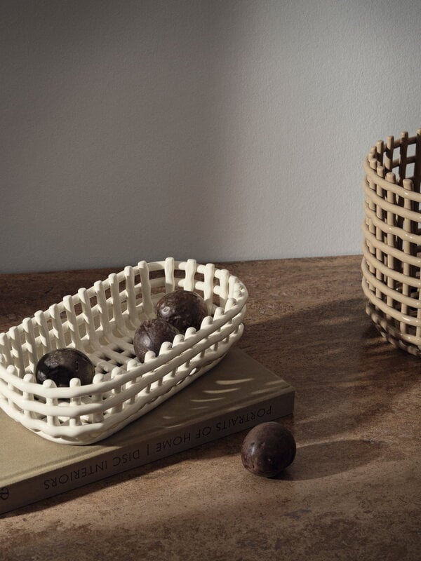 Ferm Living Cestino Ceramic, ovale, bianco naturale, vista 3