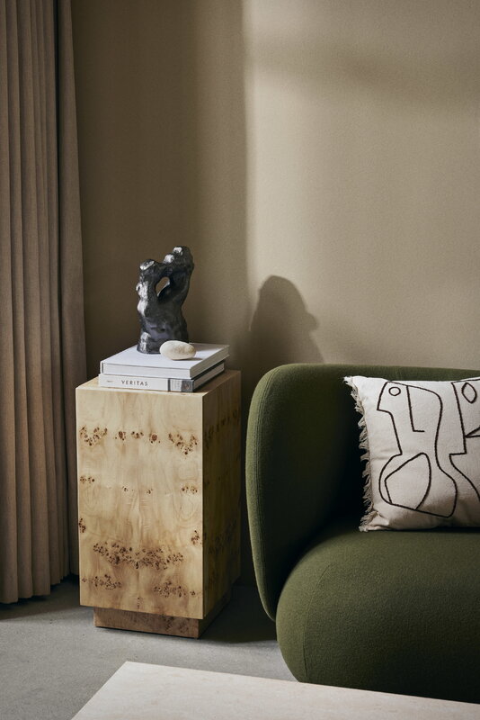 Ferm Living Burl sivupöytä kaapilla, luonnonvärinen, sisustuskuva