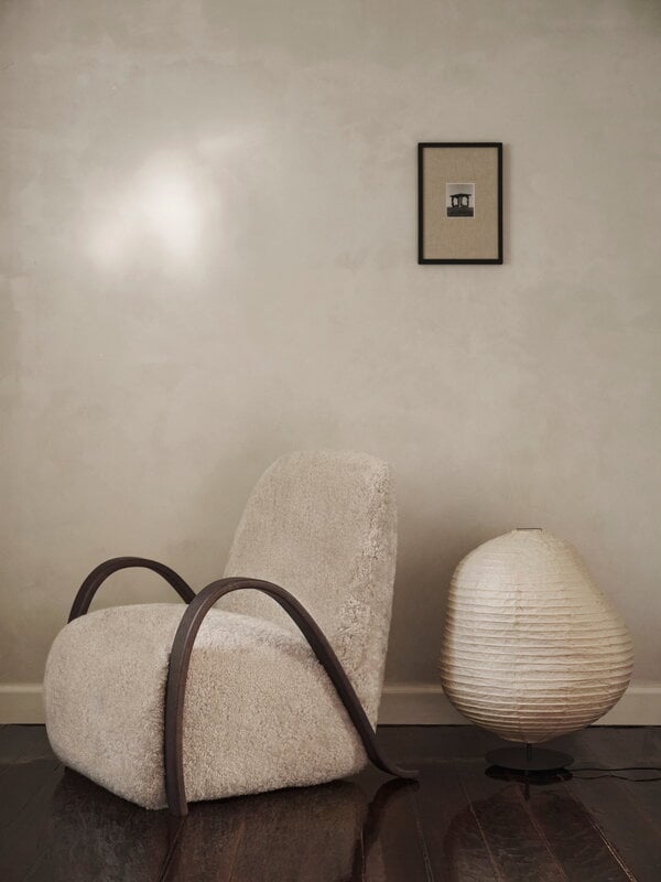 Ferm Living Poltrona Buur, Sheepskin Moonlight - rovere tinto scuro, immagine decorativa