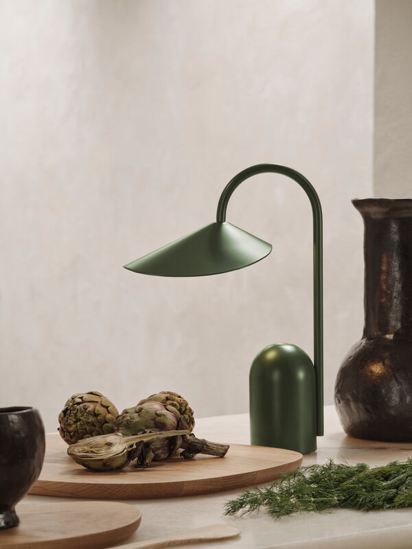 Ferm Living Lámpara portátil Arum, verde hierba, imagen de decoración