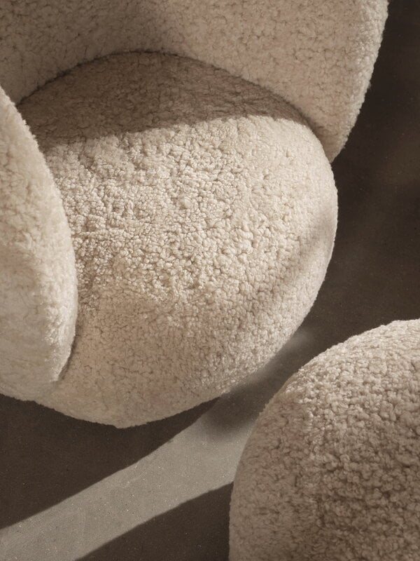 Ferm Living Fauteuil lounge Rico, Sheepskin Moonlight, image décorative