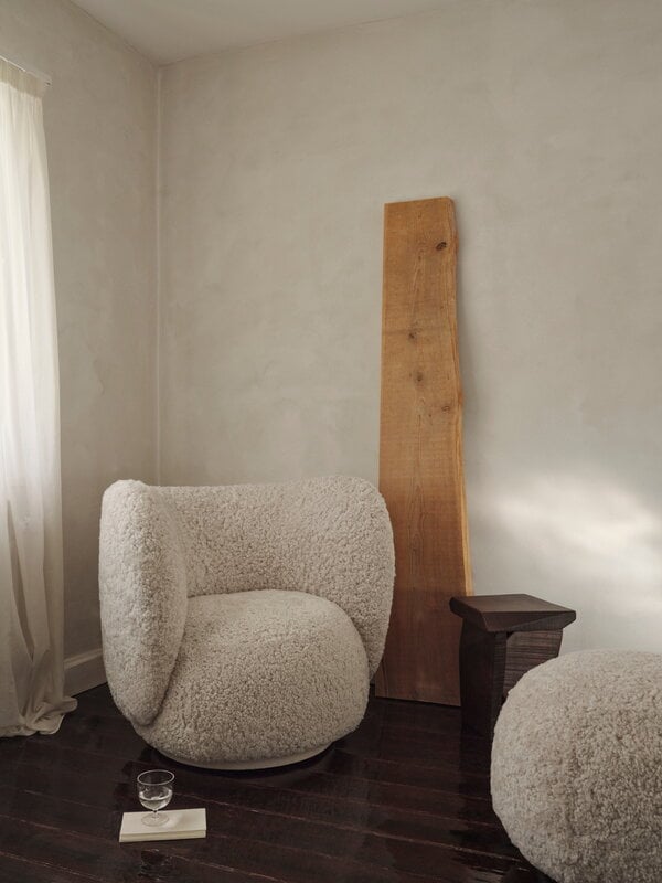 Ferm Living Fauteuil lounge Rico, Sheepskin Moonlight, image décorative
