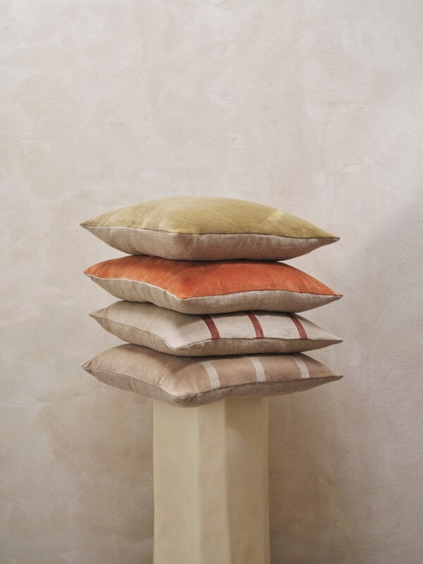 Ferm Living Funda de cojín Senti Stripe, 50 x 50 cm, lino - marrón algarrobo, imagen de decoración