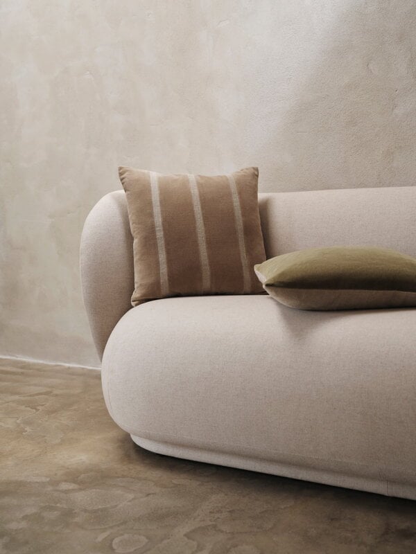 Ferm Living Funda de cojín Senti Stripe, 50 x 50 cm, arena oscura - lino, imagen de decoración