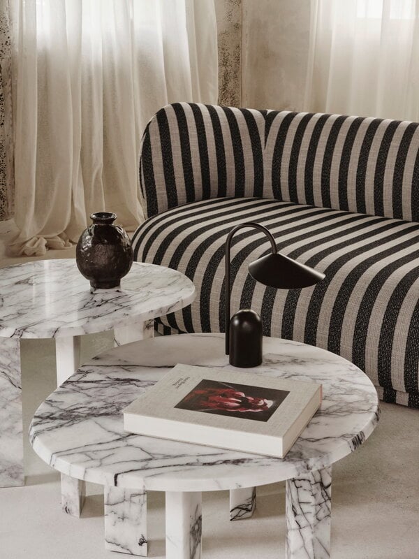 Ferm Living Rico 2-Sitzer-Sofa, Sandbeige - Schwarz, Louisiana, dekorationsbild