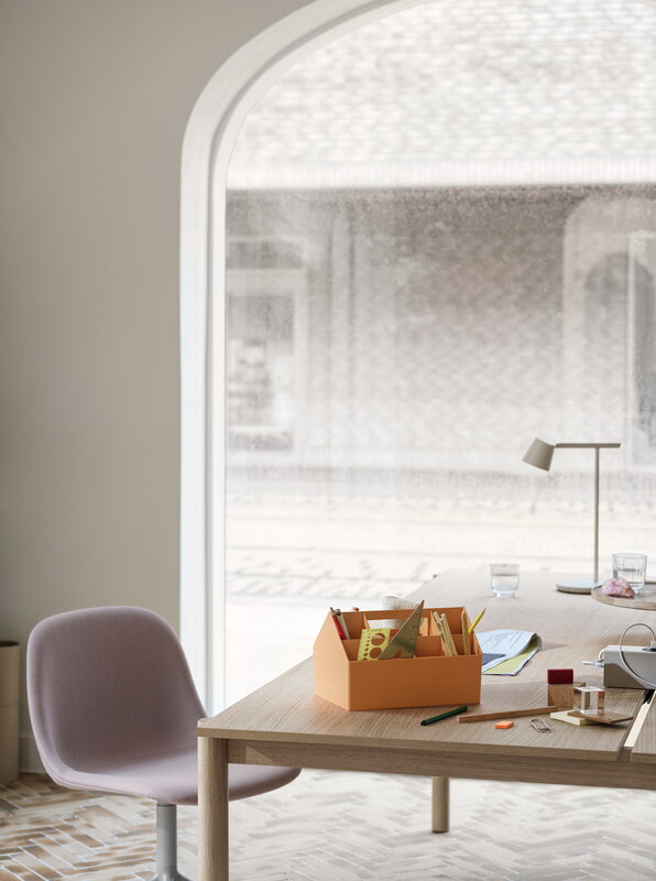 Muuto Tip bordslampa, vit, dekorationsbild