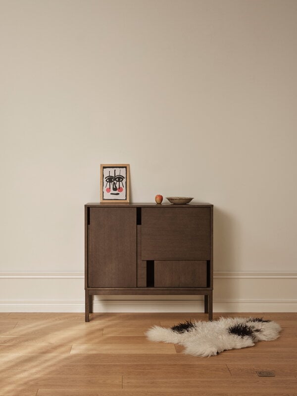 Design House Stockholm Layer senkki jaloilla, tumma tammi, näkymä 5