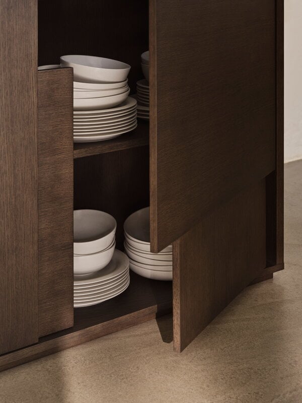 Design House Stockholm Layer senkki jaloilla, tumma tammi, näkymä 2