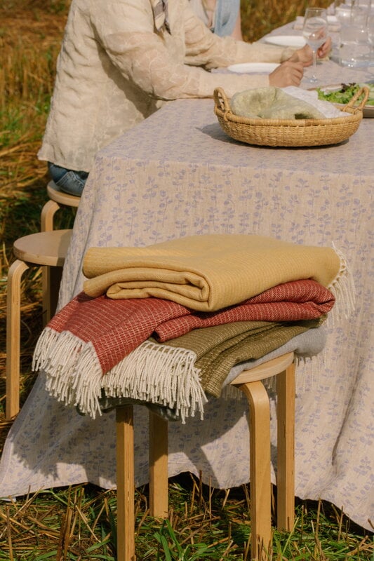 Lapuan Kankurit Meirami table cloth/throw, 145 x 260 cm, gold - lavender, decoration image