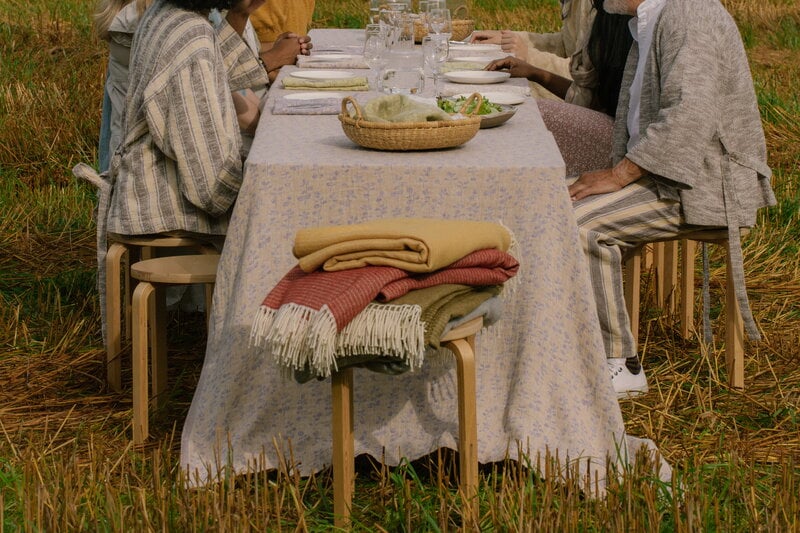 Lapuan Kankurit Meirami table cloth/throw, 145 x 260 cm, gold - lavender, decoration image