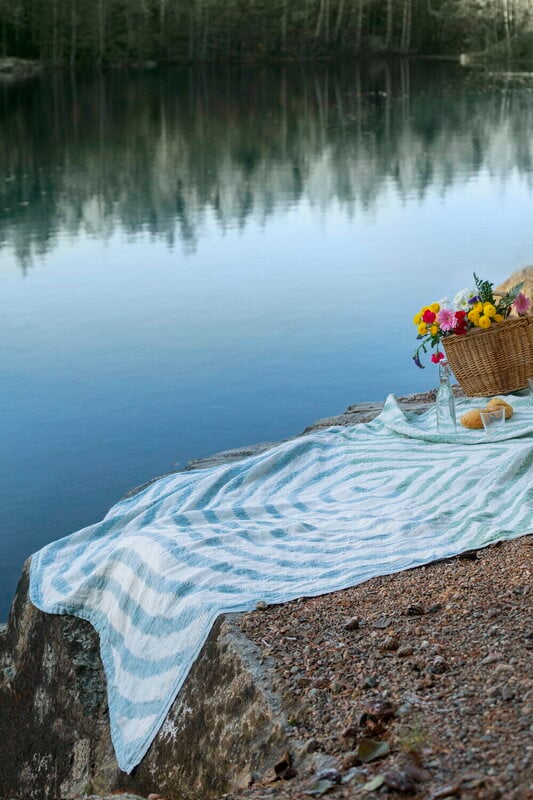 Lapuan Kankurit Serviette de bain Metsälampi, blanc - vert - rainy blue, image décorative