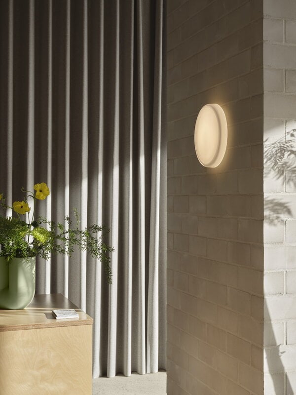 Muuto Looped wall/ceiling lamp, IP44, white, decoration image