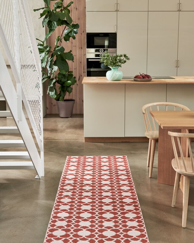 Pappelina Anya runner rug, brick - pearl pink, decoration image