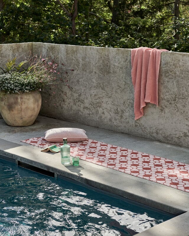 Pappelina Anya runner rug, brick - pearl pink, decoration image