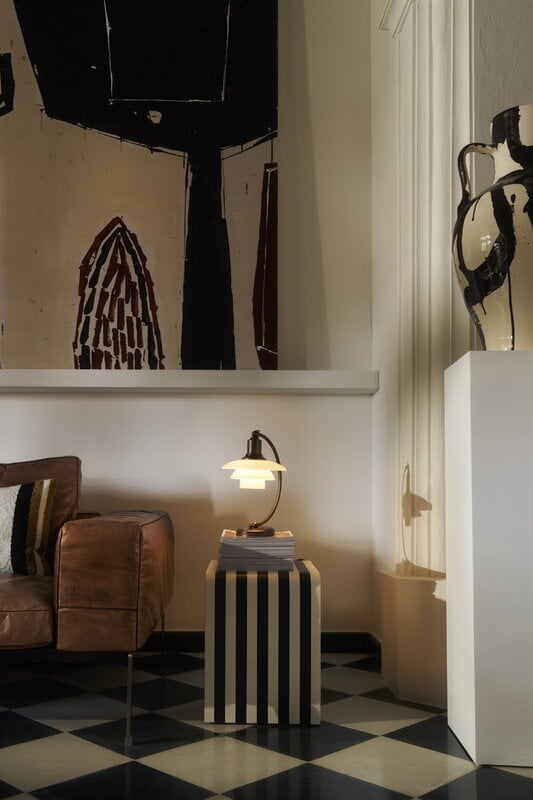 Louis Poulsen PH 2/2 Luna table lamp, aged brass - opal white, decoration image
