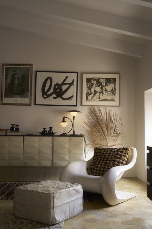 Louis Poulsen PH 2/2 Luna table lamp, aged brass - opal white, decoration image