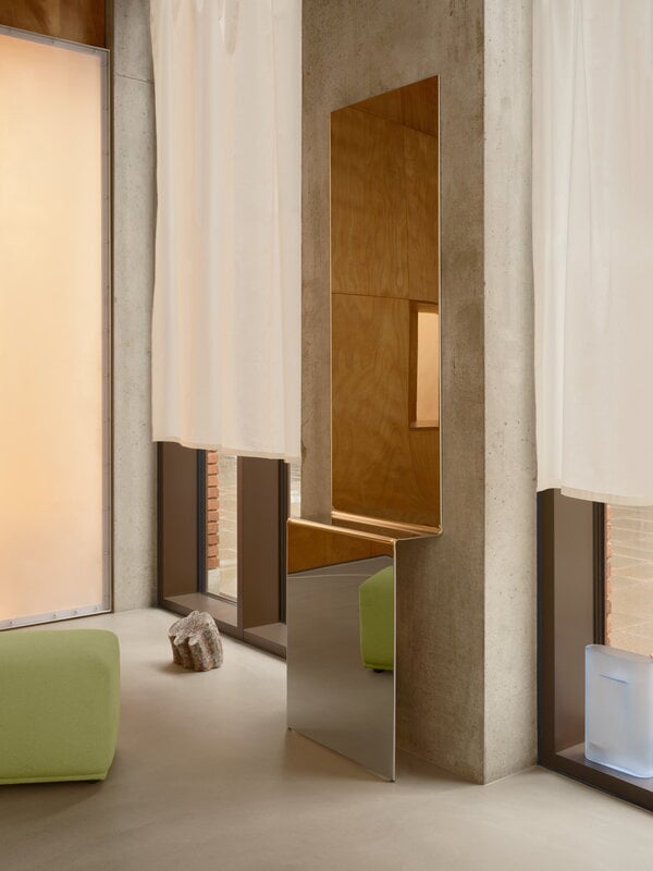 Muuto Miroir Pleat, 227 x 57 cm, acier poli, image décorative