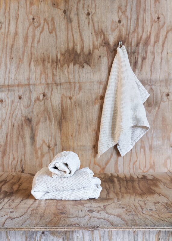 https://media.fds.fi/decor_image/800/roots-living-waffle-linen-towels-natural-3940.jpg