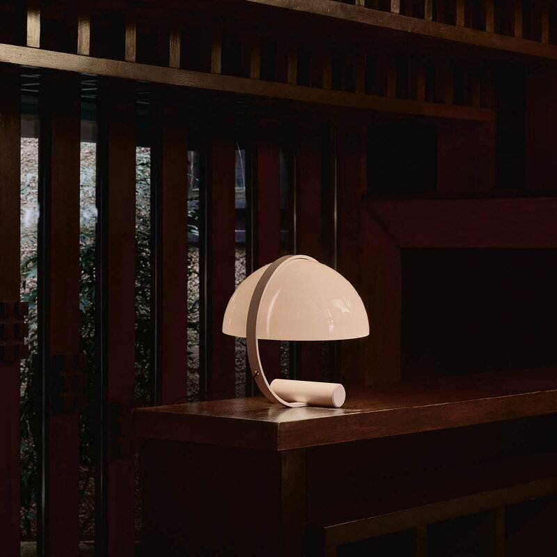 Stilnovo Meta table lamp, polished pure white, decoration image