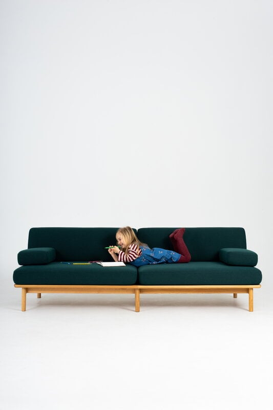 TAKT T19 Spoke Sofa with armrests, oak - dark blue Kvadrat Autumn 0791, decoration image
