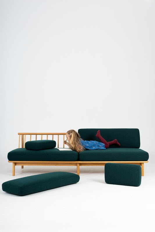 TAKT T19 Spoke Sofa with armrests, oak - dark blue Kvadrat Autumn 0791, decoration image