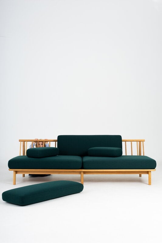 TAKT T19 Spoke Sofa with armrests, oak - dark blue Kvadrat Autumn 0791, decoration image