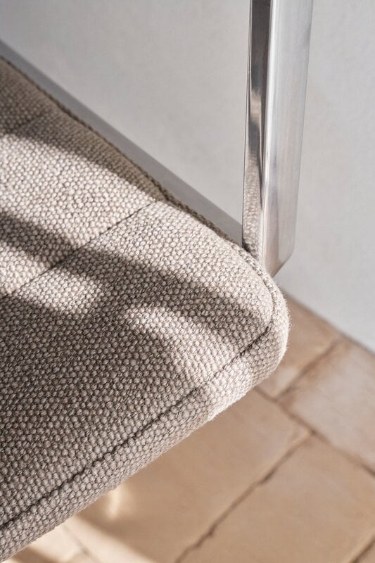 Vipp 452 Swivel tuoli, kiillotettu runko - Tide dark sand, jalkatallat, näkymä 2