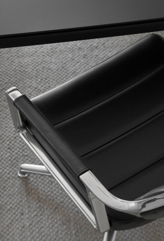 Vipp 453+ Swivel chair, polished frame - black leather, with castors, decoration image