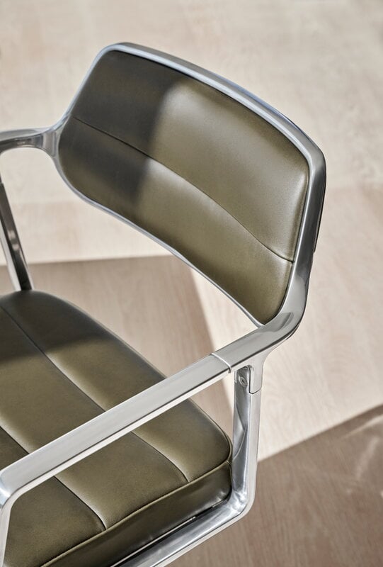 Vipp 453+ Swivel chair, polished frame - bosco green leather, with castors, decoration image