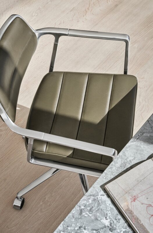Vipp 453+ Swivel chair, polished frame - bosco green leather, with castors, decoration image