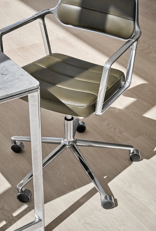 Vipp 453+ Swivel chair, polished frame - bosco green leather, with castors, decoration image