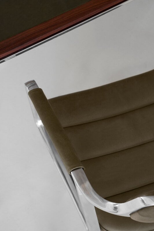 Vipp 453+ Swivel chair, polished frame - bosco green leather, with gliders, decoration image